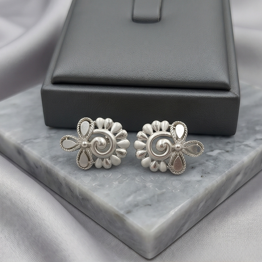 DIVYORO ORNATE SILVER SWIRL EARRING