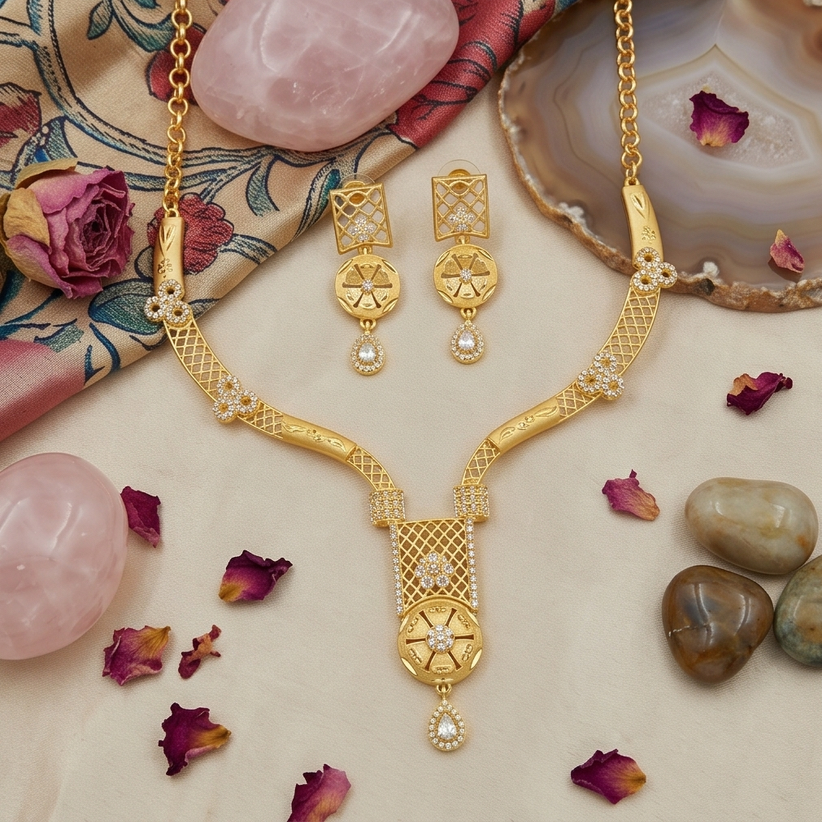 DIVYORO CIRCULAR PENDANT GOLD SET