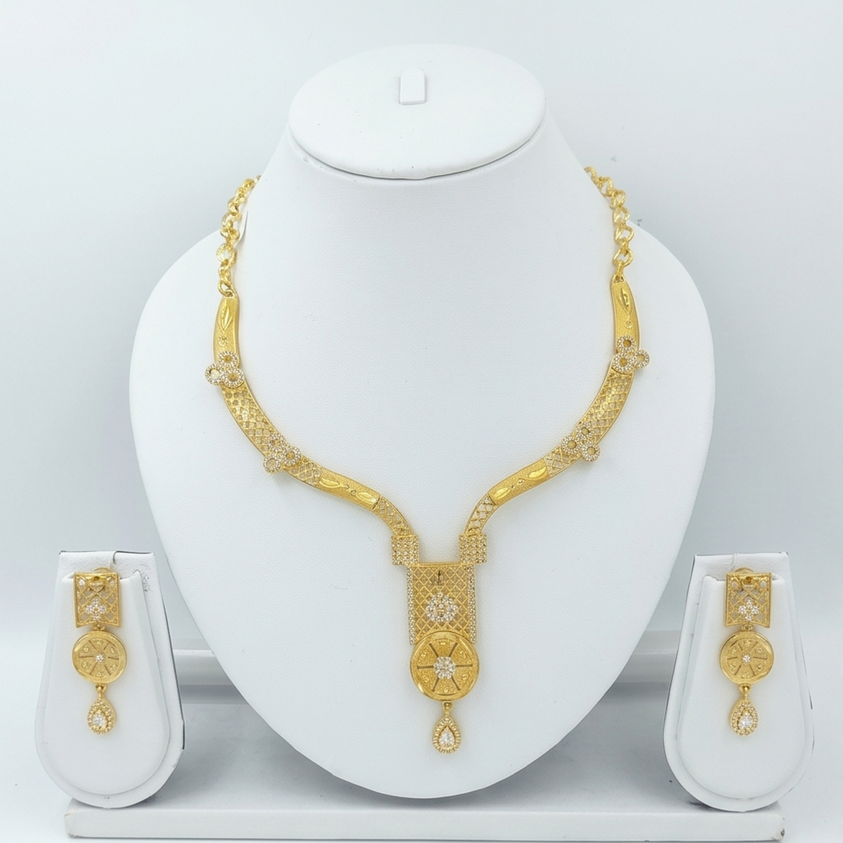 DIVYORO CIRCULAR PENDANT GOLD SET