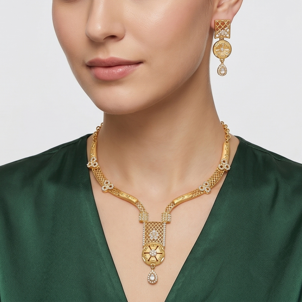 DIVYORO CIRCULAR PENDANT GOLD SET