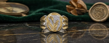 DIVYORO THE TWO-TONE LAUREL LEAF SIGNET