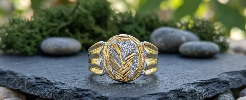 DIVYORO THE TWO-TONE LAUREL LEAF SIGNET