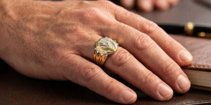 DIVYORO THE TWO-TONE LAUREL LEAF SIGNET