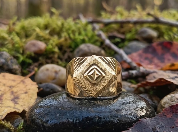 DIVYORO THE LAUREL LEAF OVAL SIGNET