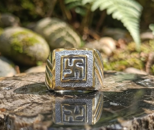 DIVYORO TWO-TONE SQUARE SWASTIKA SIGNET RING