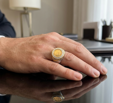 DIVYORO TWO-TONE SOVEREIGN COIN SIGNET RING