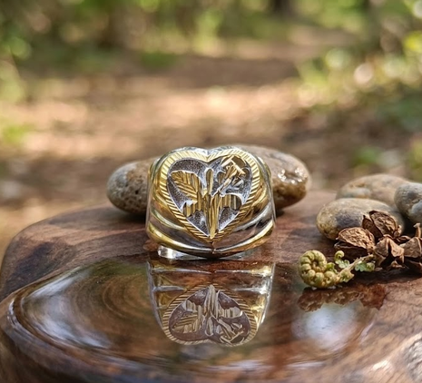 DIVYORO TWO-TONE RADIANT HEART FLORAL SIGNET