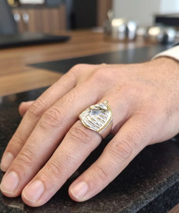 DIVYORO GOLD HEXAGONAL CHEVRON & DOT ENGRAVED RINGS