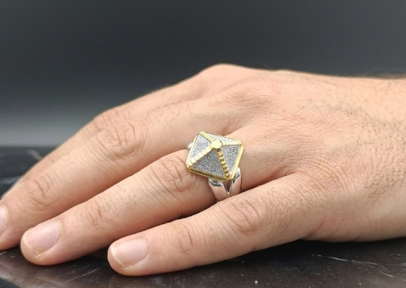 DIVYORO TWO-TONE PYRAMID / DIAMOND-FACET RING