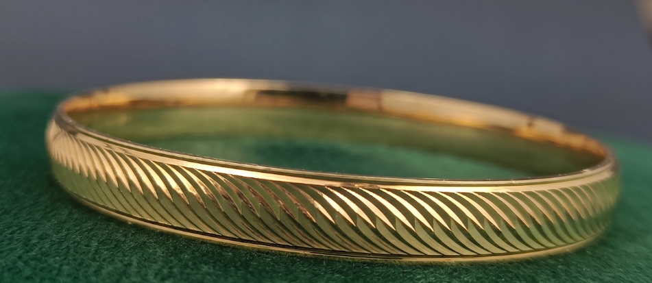 DIVYORO DIAGONAL SWIRL-CUT GOLD KADA