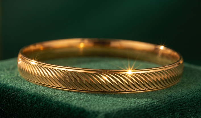 DIVYORO DIAGONAL SWIRL-CUT GOLD KADA