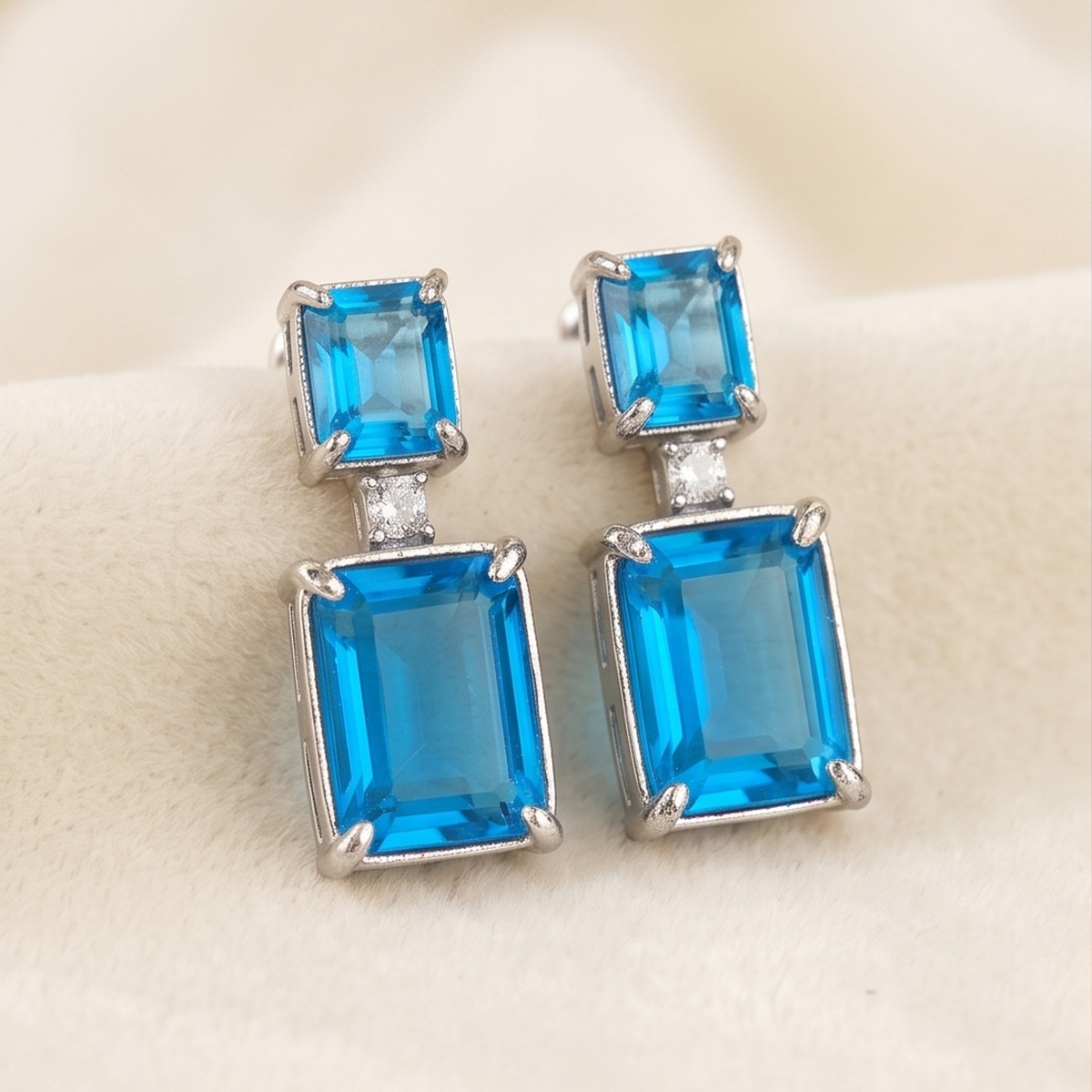 DIVYORO BLUE CRYSTAL SQUARE DROPS