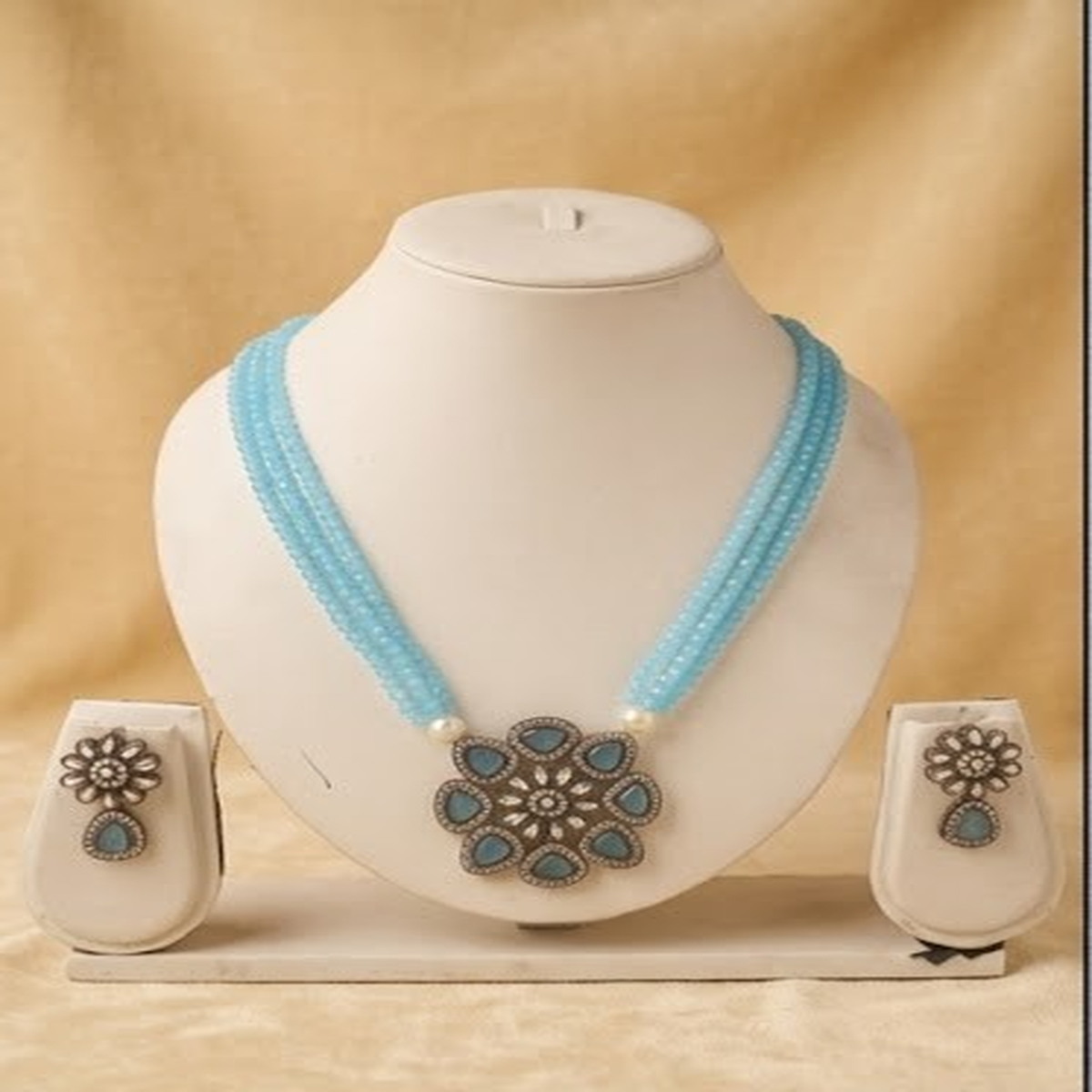 DIVYORO TRIPLE-STRAND BLUE BEAD NECKLACE WITH FLORAL PENDANT