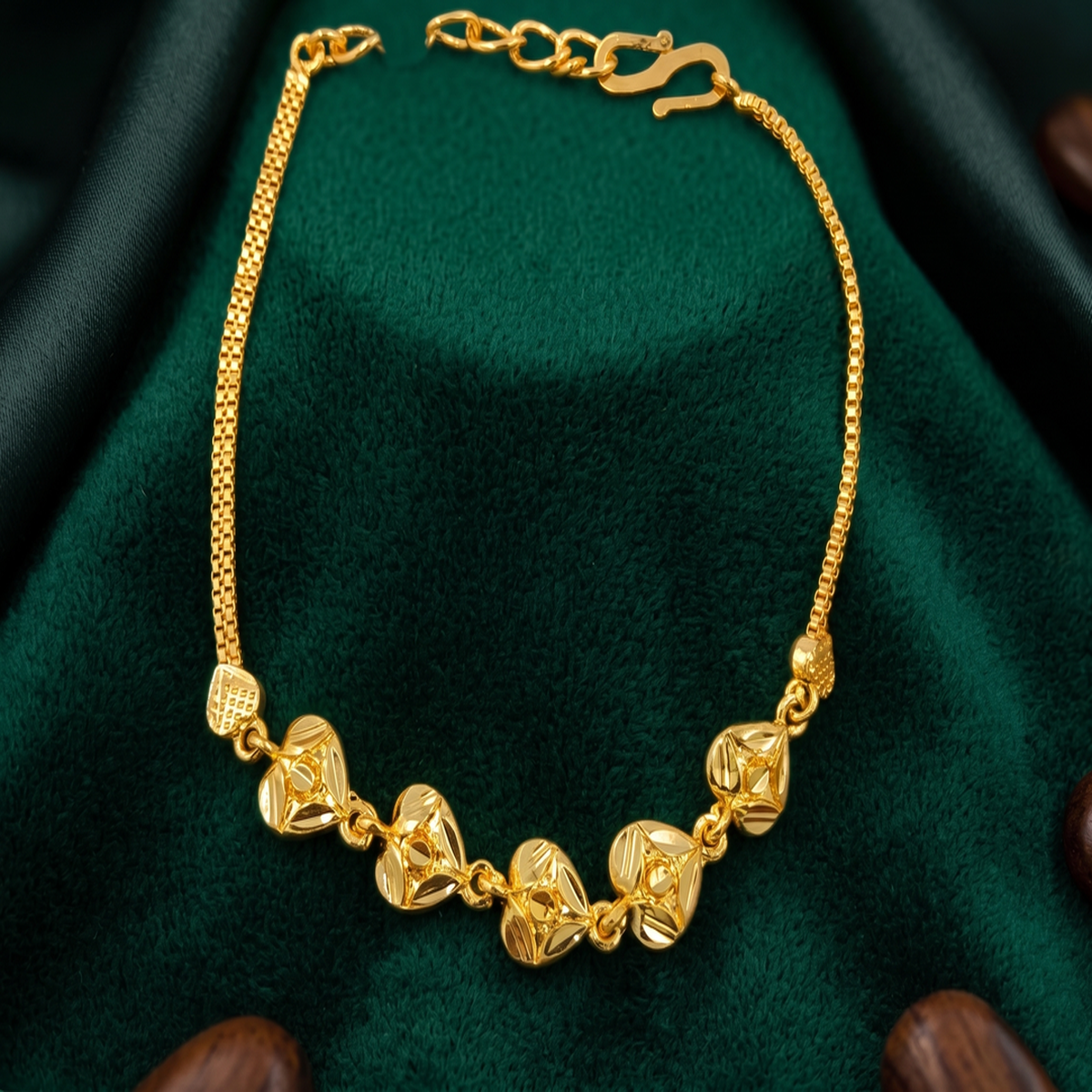 DIVYORO GOLD HEART LINK BRACELET