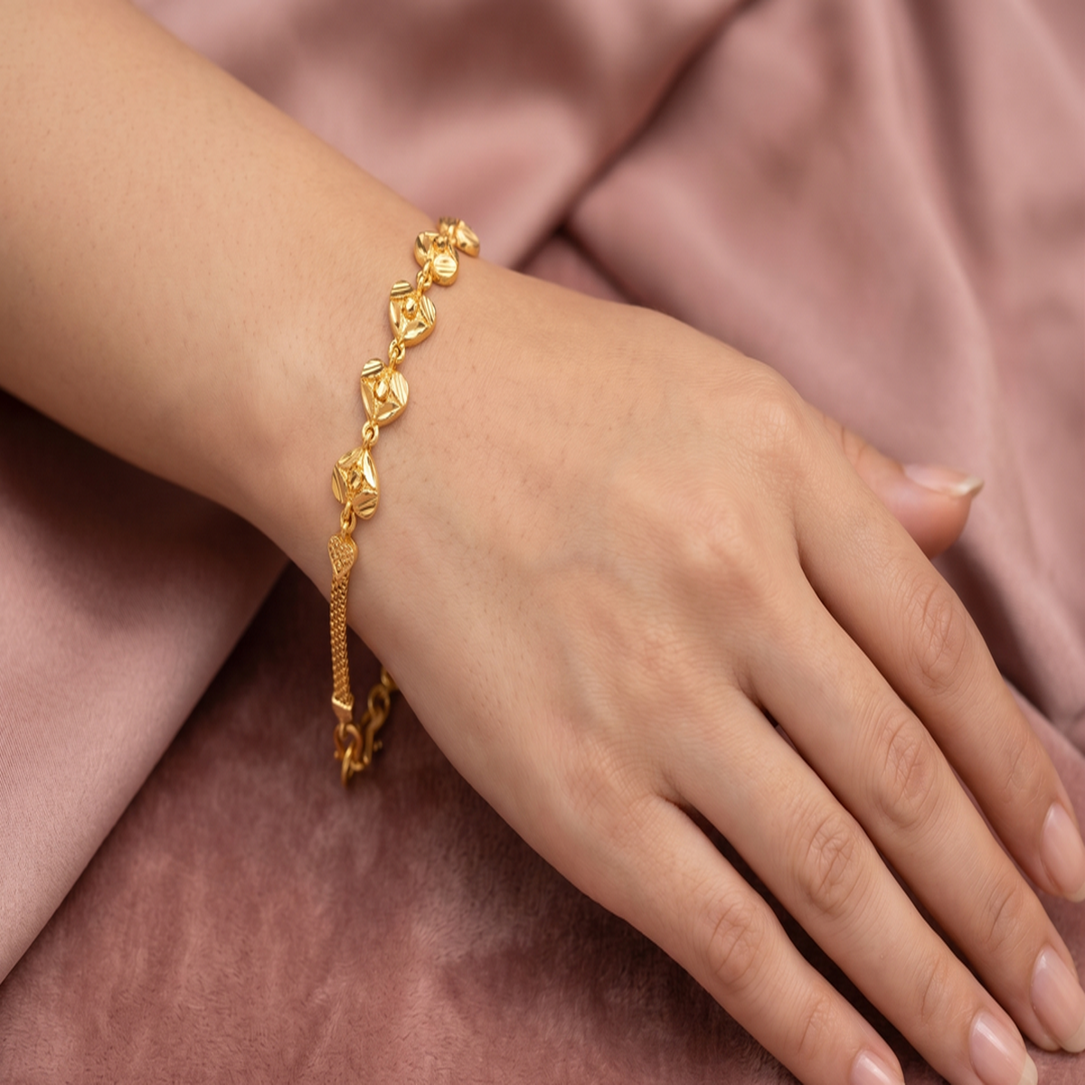 DIVYORO GOLD HEART LINK BRACELET