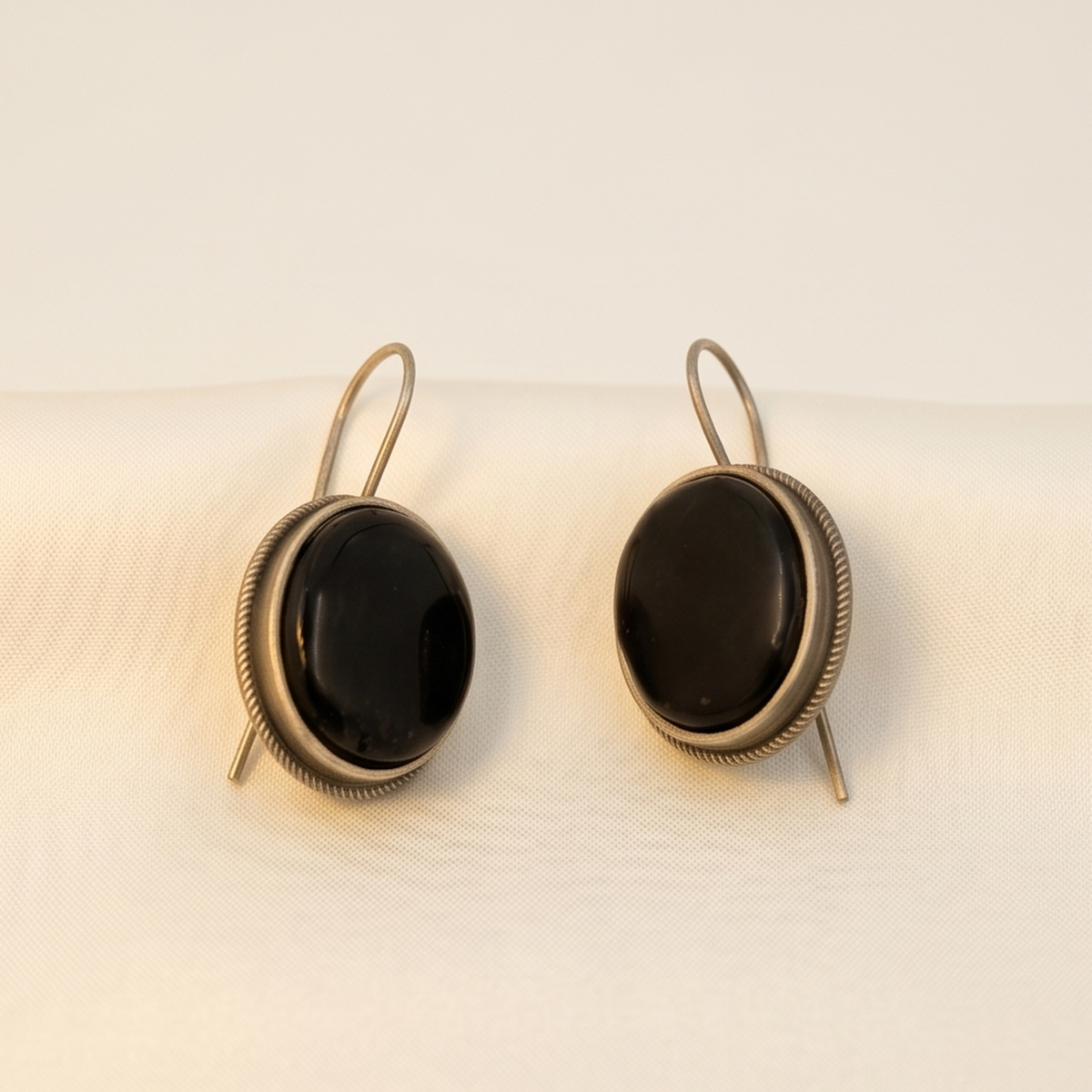 DIVYORO BLACK OVAL DROPS