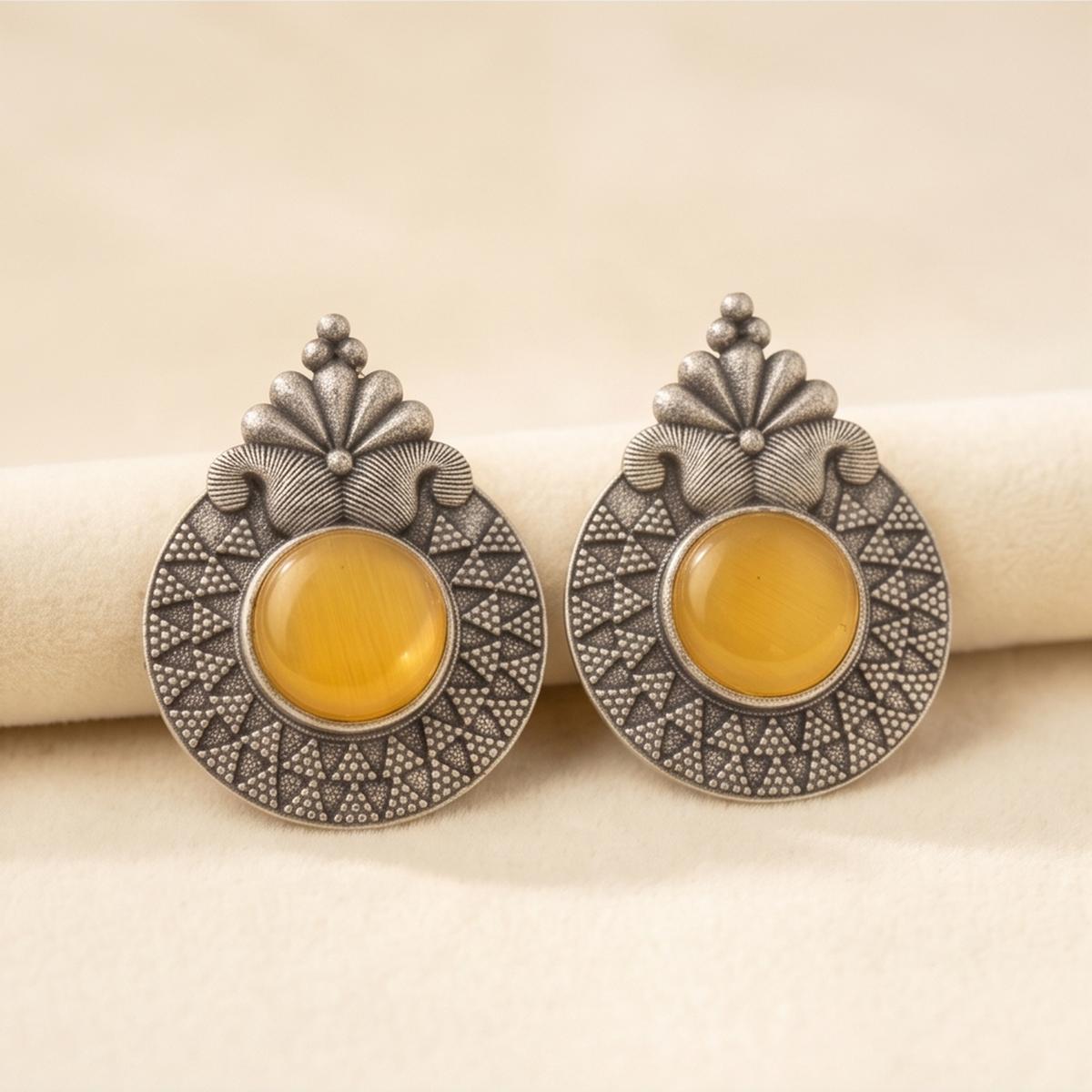 DIVYORO YELLOW ROUND STUDS