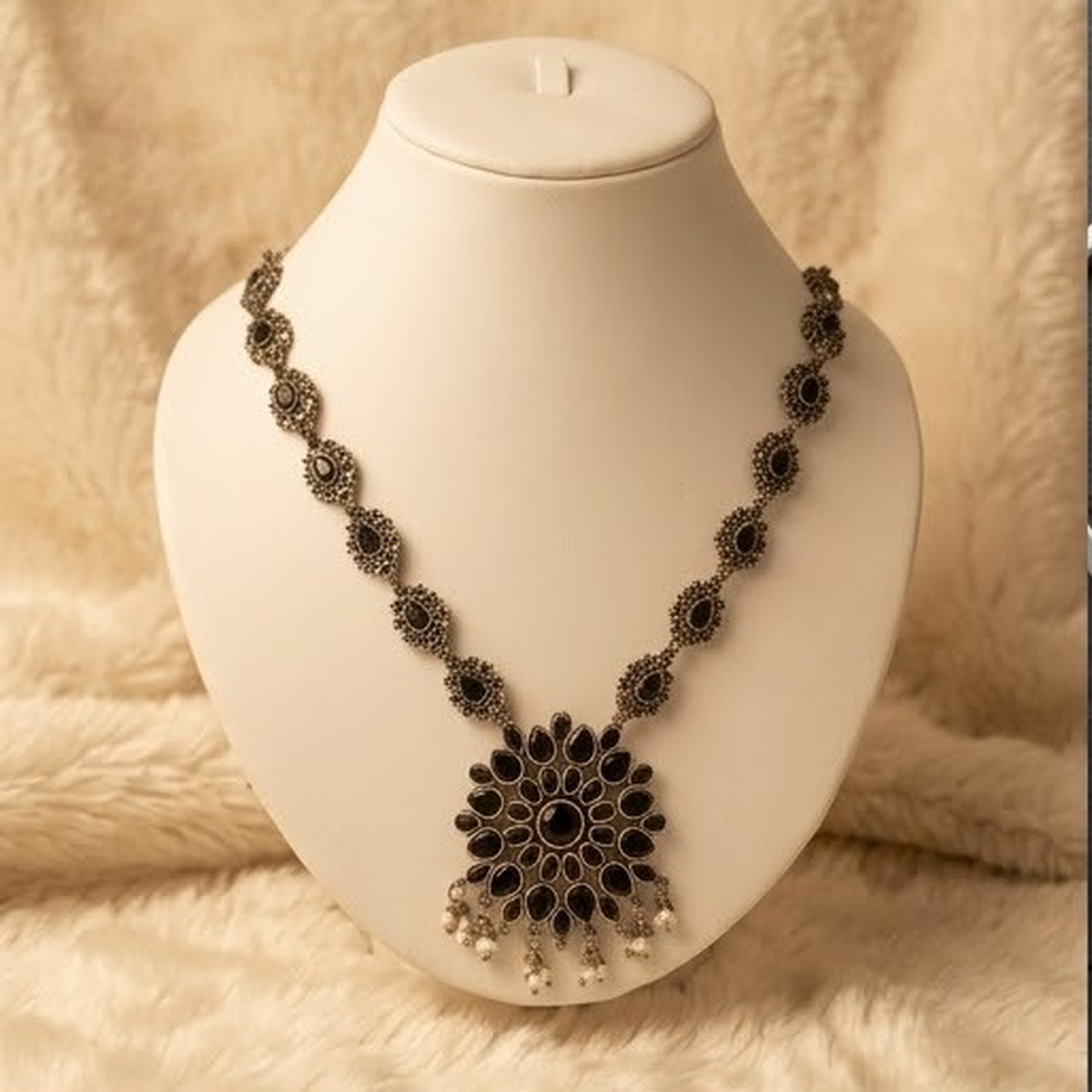 DIVYORO ELEGANT BLACK STONE FLORAL PENDANT NECKLACE SET