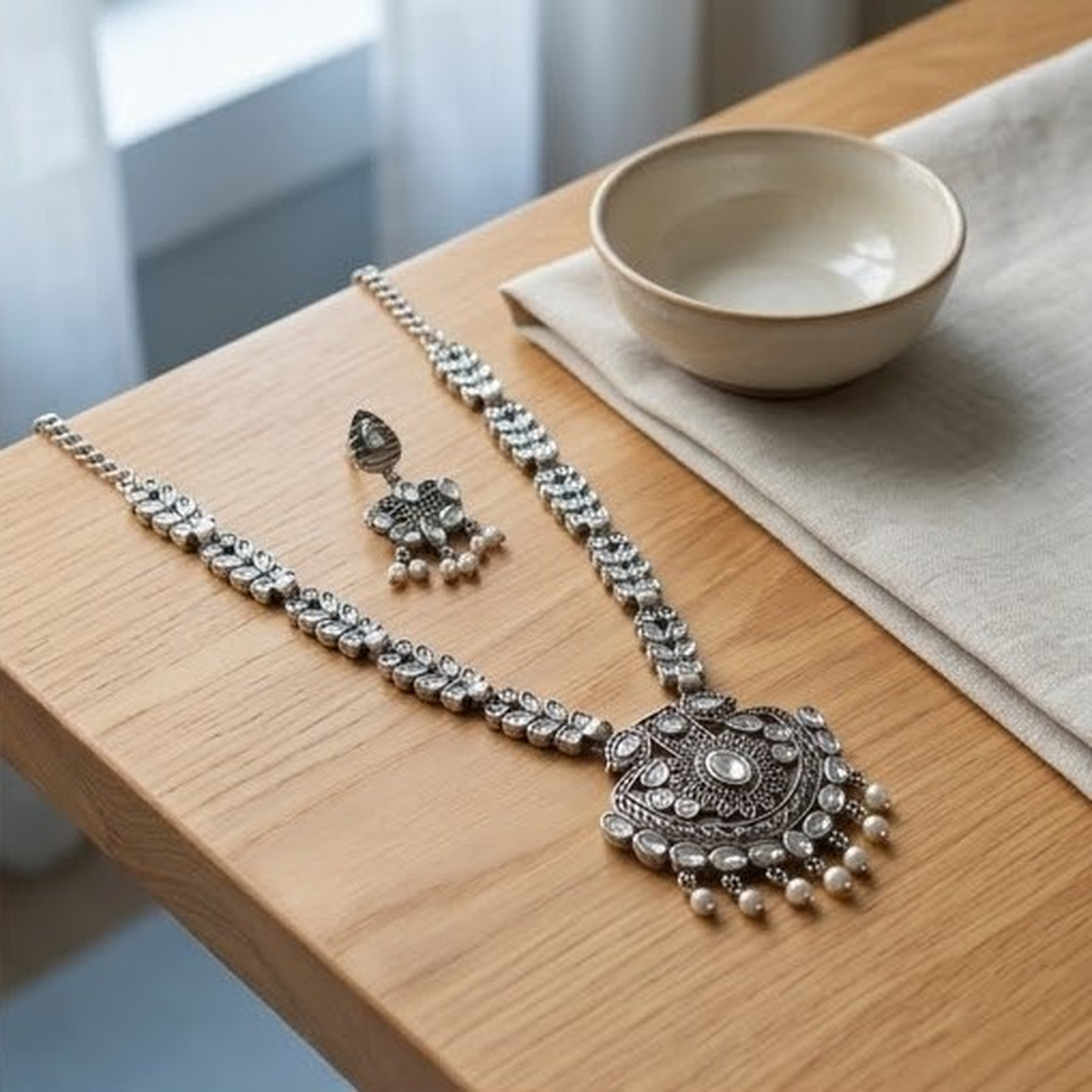 DIVYORO LEAF-PATTERNED OXIDIZED SILVER PENDANT NECKLACE