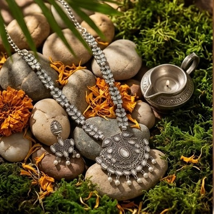 DIVYORO LEAF-PATTERNED OXIDIZED SILVER PENDANT NECKLACE