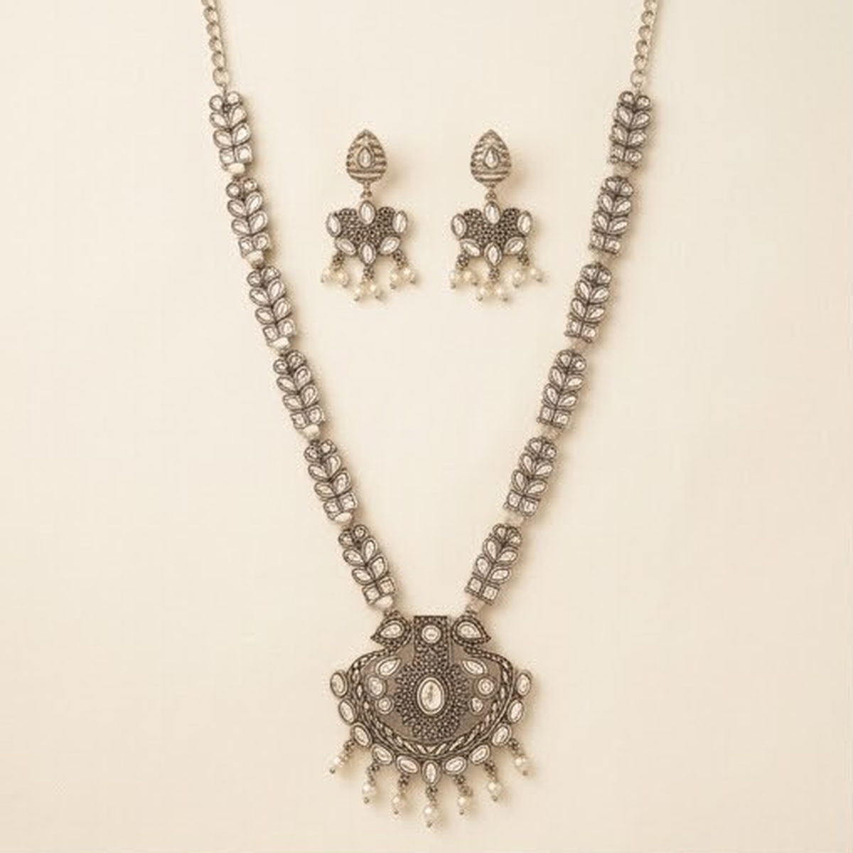 DIVYORO LEAF-PATTERNED OXIDIZED SILVER PENDANT NECKLACE