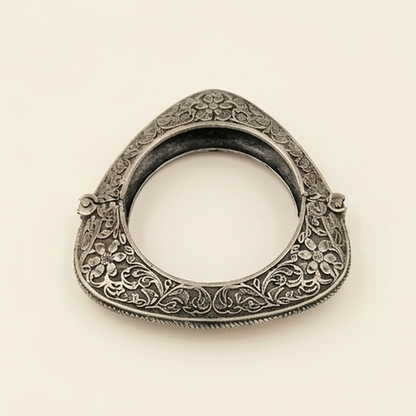DIVYORO TRIANGULAR FLORAL SILVER KADA