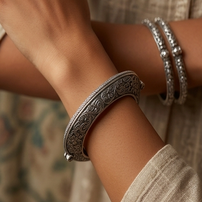 DIVYORO TRIANGULAR FLORAL SILVER KADA