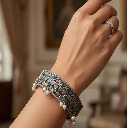 DIVYORO GREEN STONE PEARL KADA