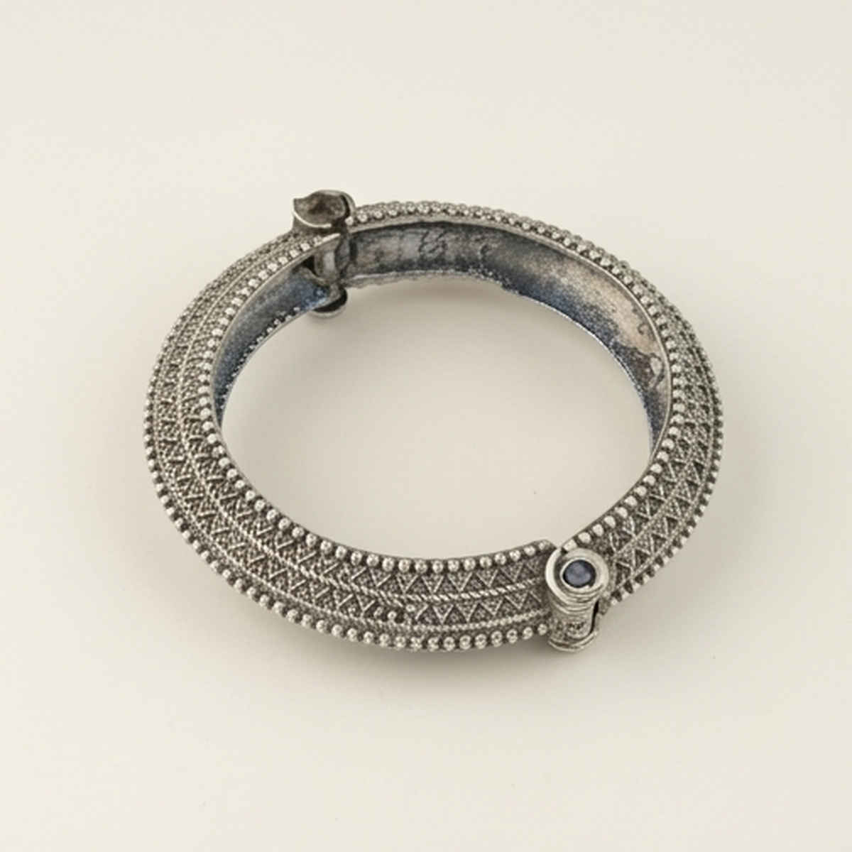 DIVYORO TEXTURED GEOMETRIC SILVER KADA