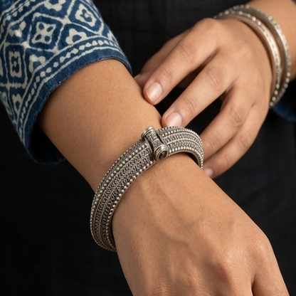DIVYORO TEXTURED GEOMETRIC SILVER KADA