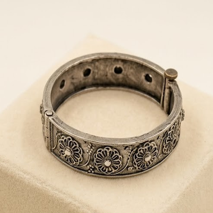 DIVYORO VINTAGE SUNFLOWER EMBOSSED KADA
