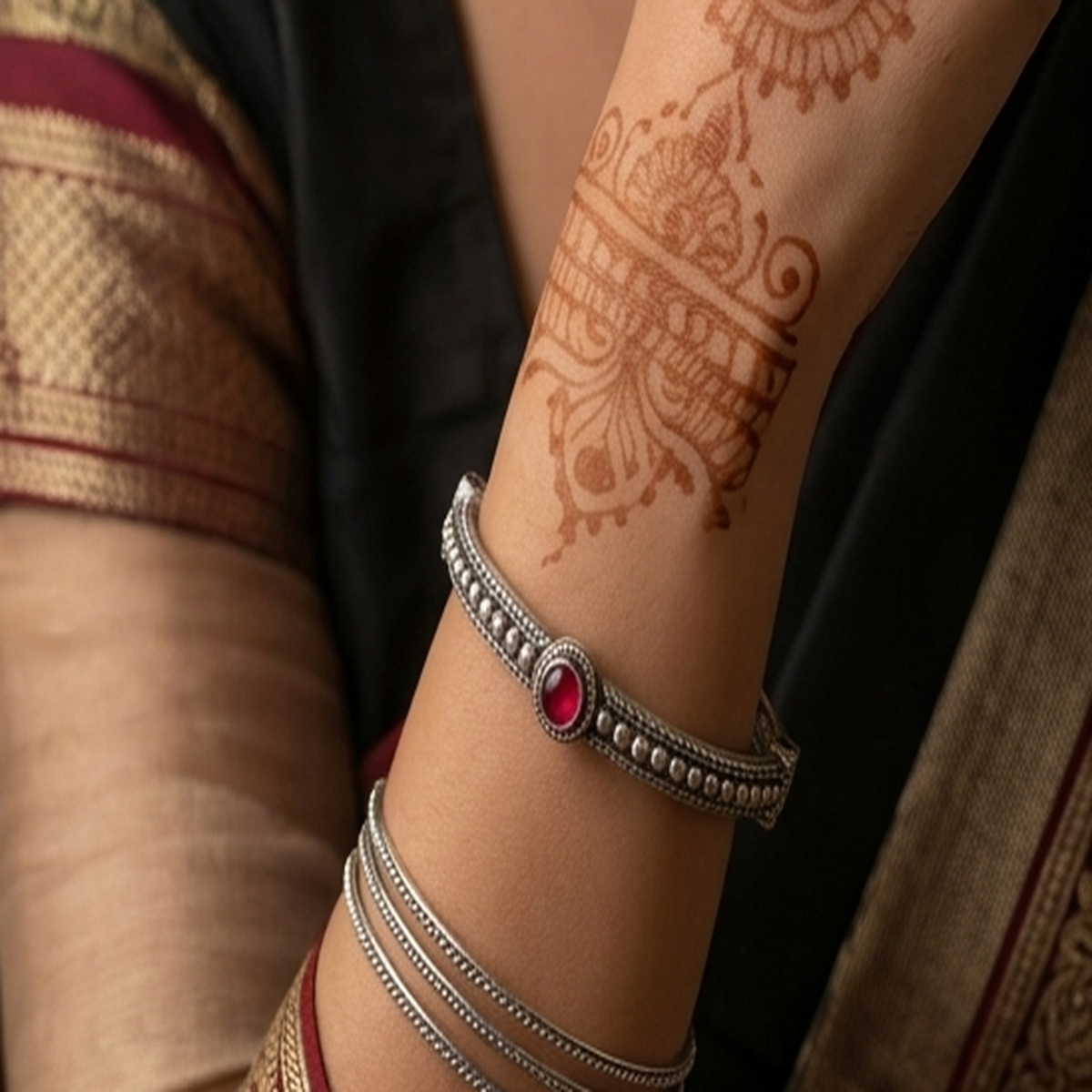 DIVYORO RED STONE MINIMALIST KADA