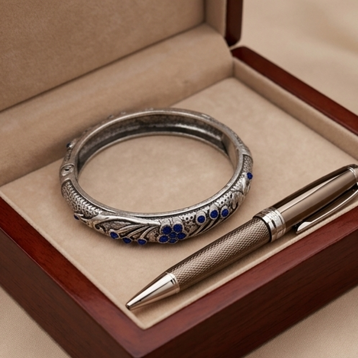 DIVYORO ANTIQUE FLORAL TEXTURED KADA
