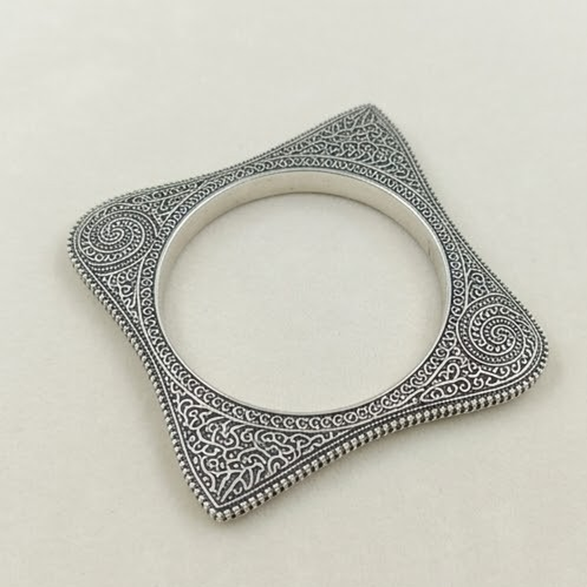 DIVYORO SQUARE FILIGREE TEXTURED KADA