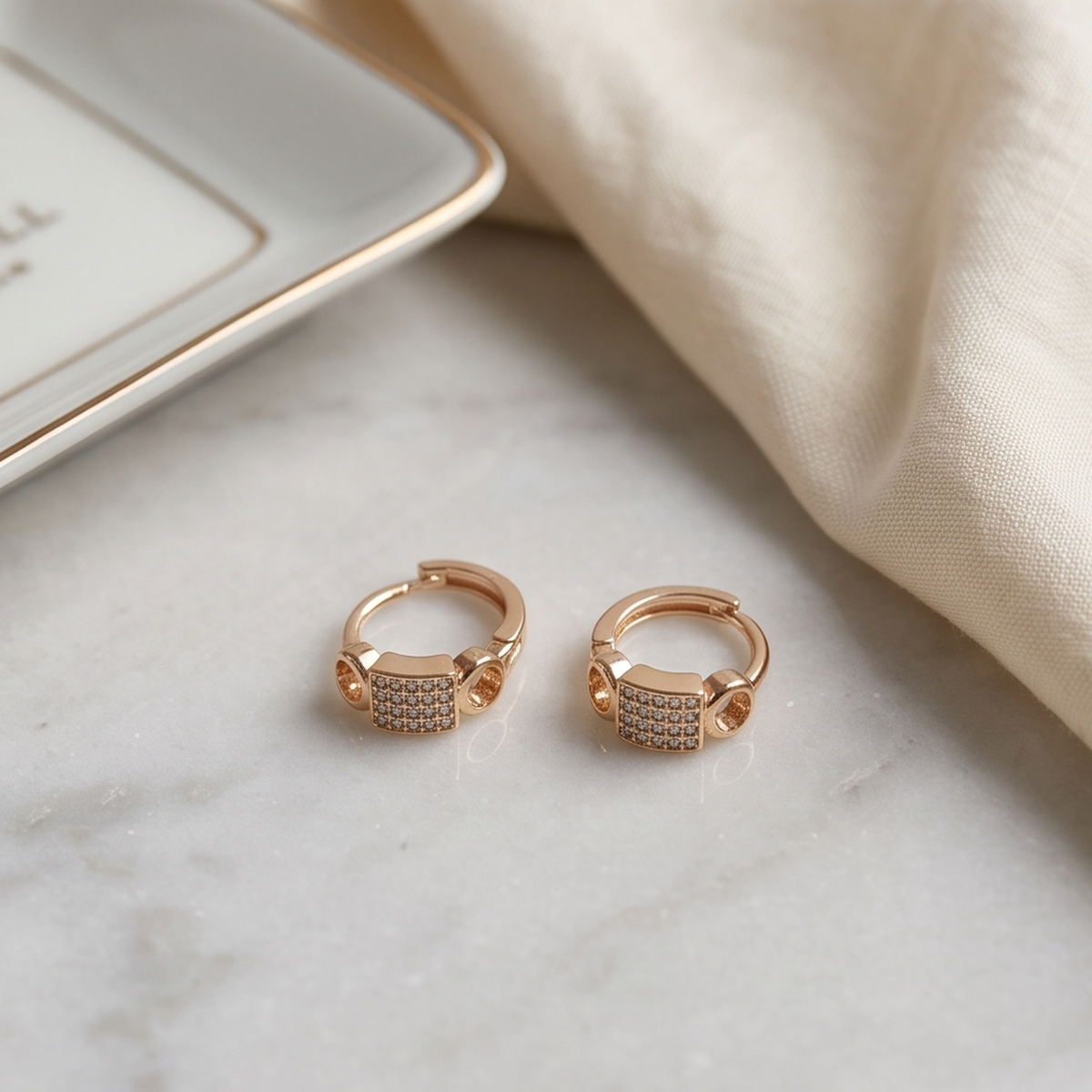 DIVYORO CRYSTAL HOOPS