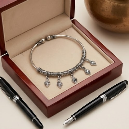 DIVYORO DIAMOND CHARM CUFF KADA