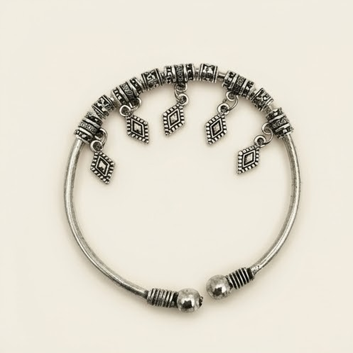 DIVYORO DIAMOND CHARM CUFF KADA