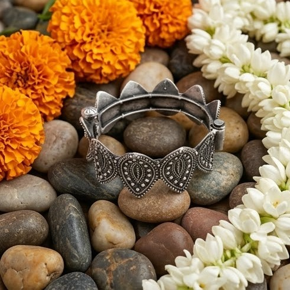 DIVYORO ANTIQUE TEXTURED LEAF KADA