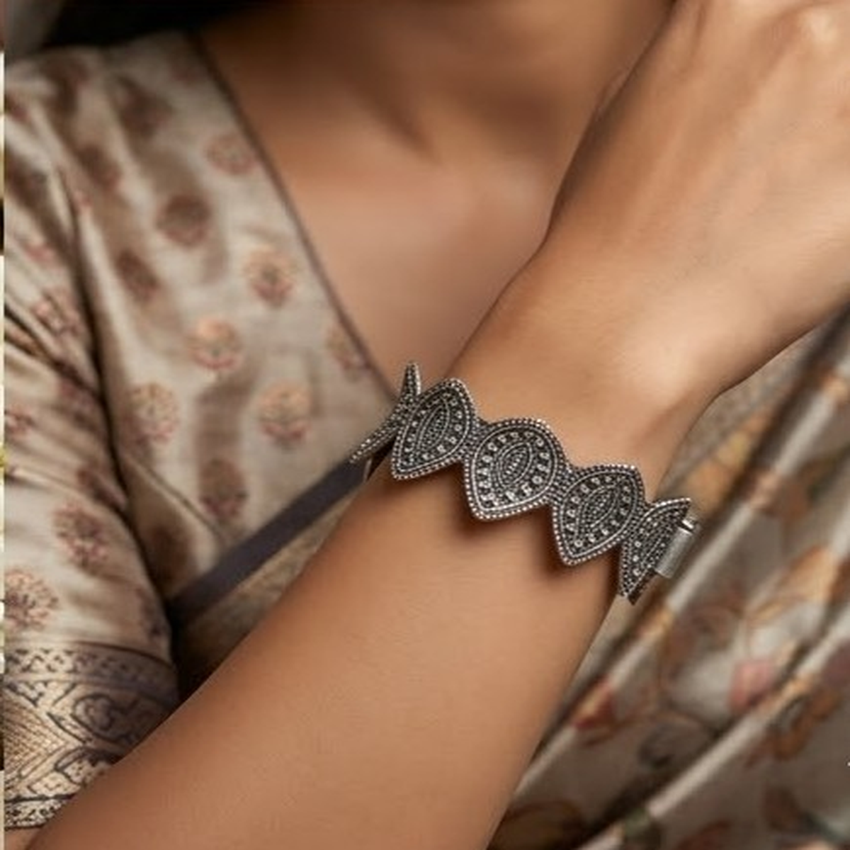 DIVYORO ANTIQUE TEXTURED LEAF KADA