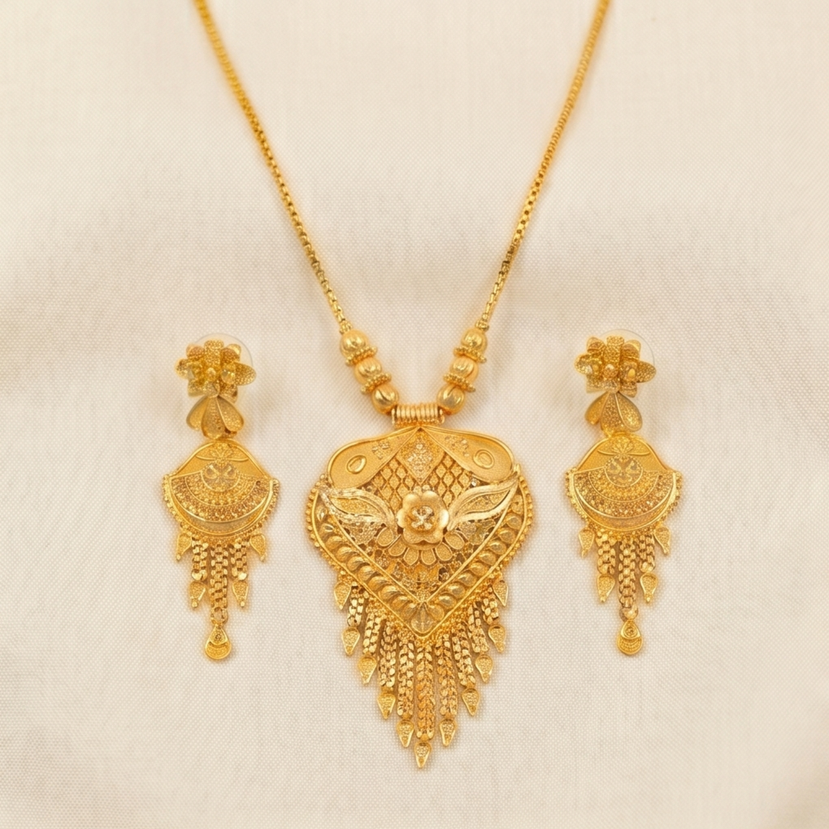 DIVYORO ELEGANT FILIGREE GOLD SET