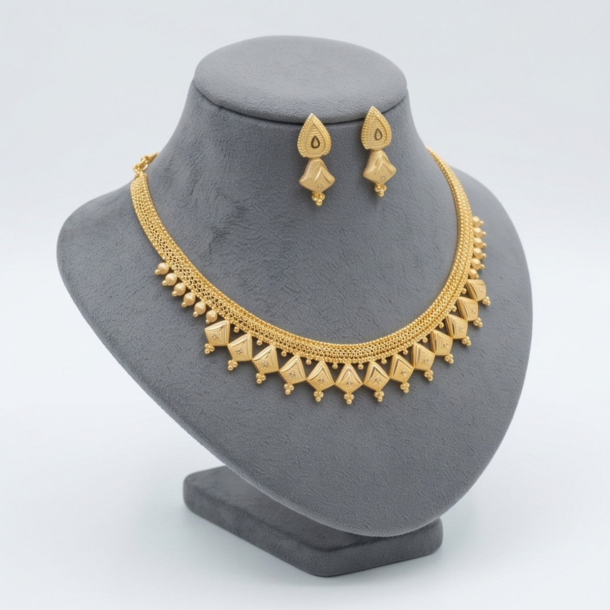 DIVYORO GEOMETRIC PATTERN GOLD SET