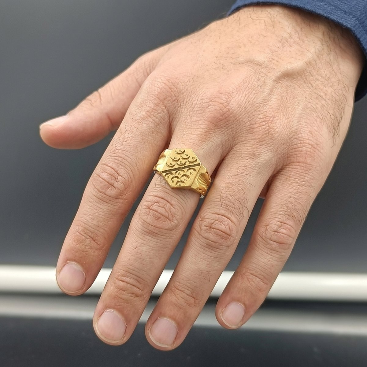 DIVYORO THE GEOMETRIC HALF-CRESCENT HEXAGON SIGNET