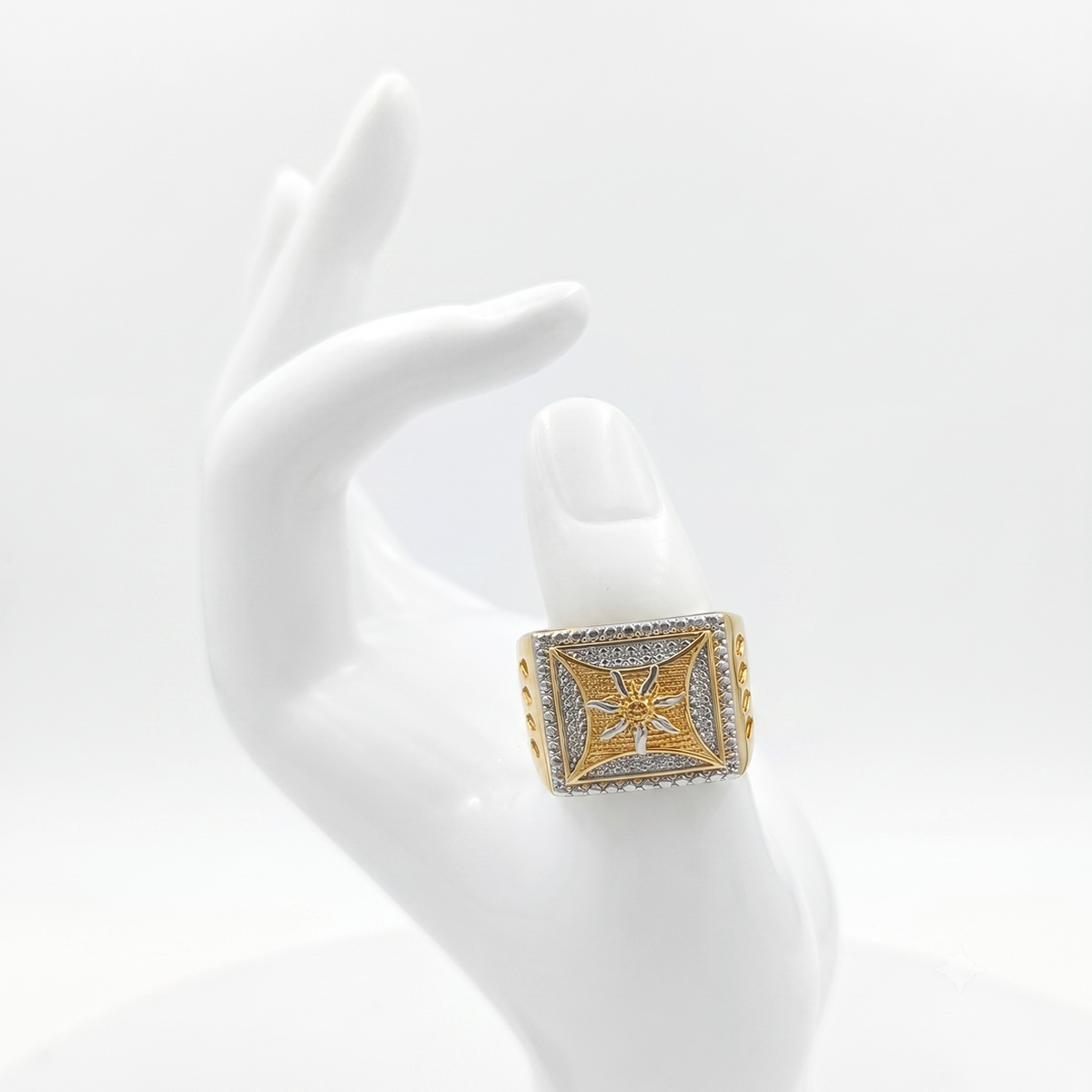 DIVYORO THE NORTH-STAR TWO-TONE SHIELD RING