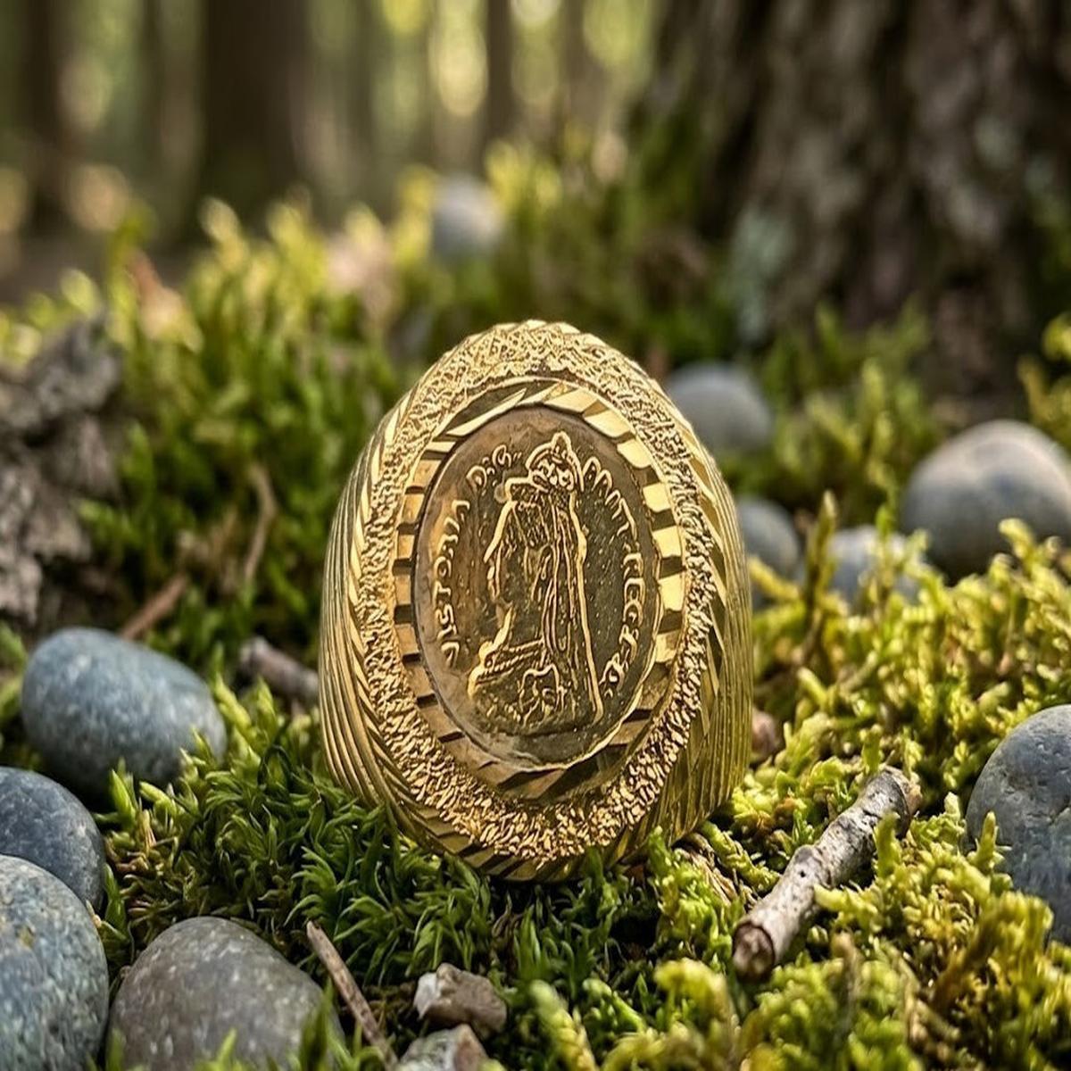DIVYORO THE QUEEN VICTORIA VINTAGE COIN SIGNET RING
