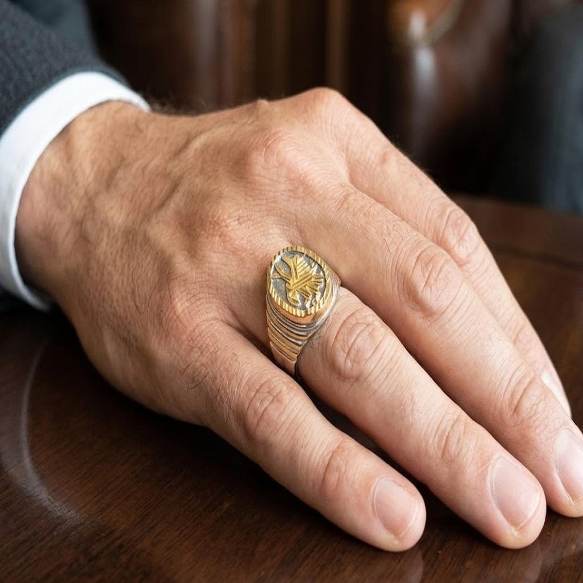 DIVYORO TWO-TONE FLYING EAGLE CREST SIGNET