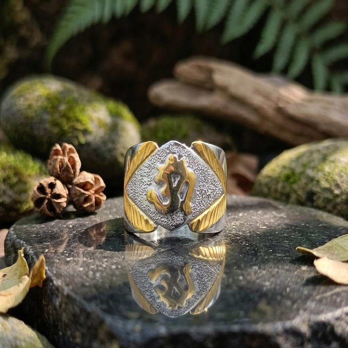 DIVYORO TWO-TONE OM DIAMOND-SHIELD SIGNET RING
