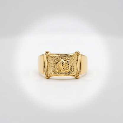 DIVYORO SCROLL-EDGED CREST MOTIF GOLD RING