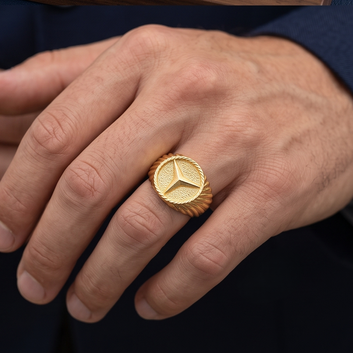 DIVYORO THREE-POINTED STAR GOLD SIGNET RING
