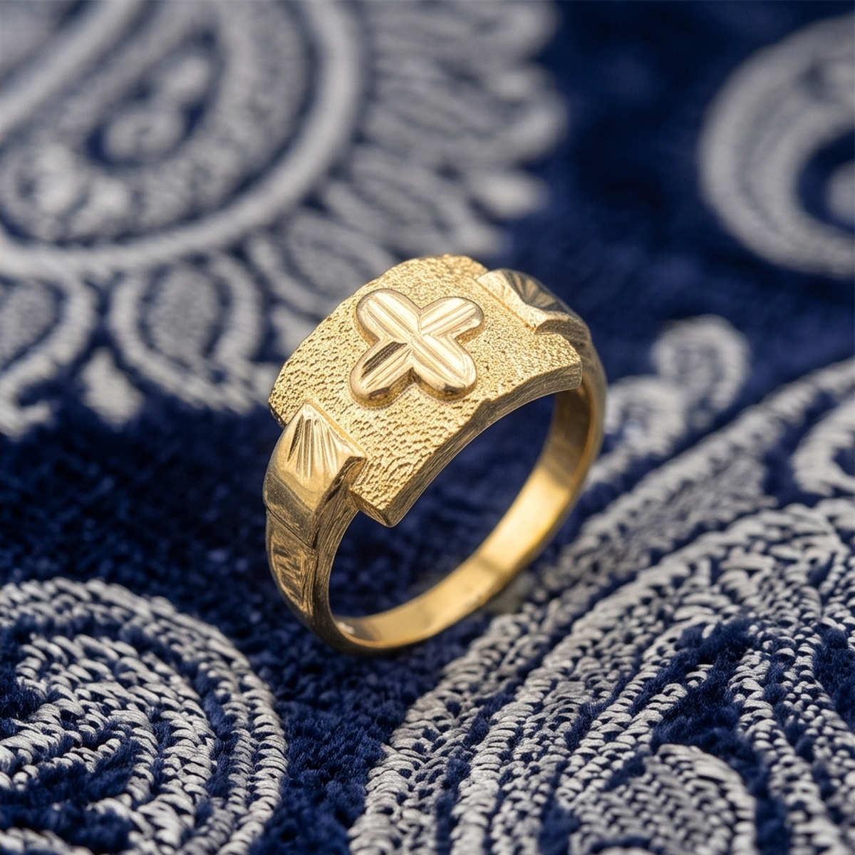 DIVYORO TEXTURED CROSS RING