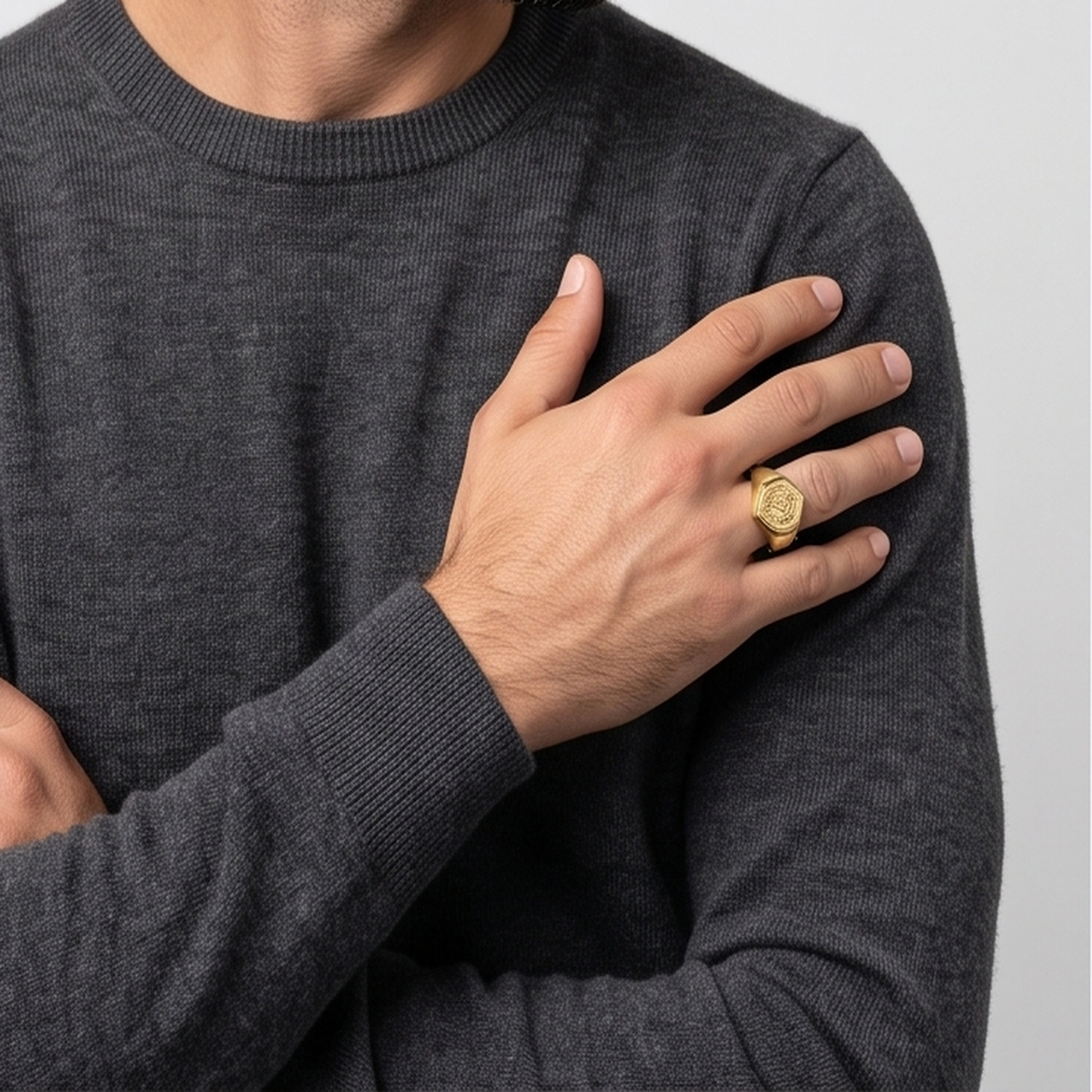 DIVYORO TEXTURED SIGNET RING